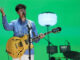 El cantante estadounidense de Vampire Weekend, Ezra Koenig, durante su concierto de la primera jornada de pago del Primavera Sound, este jueves en Barcelona. EFE/Alejandro García