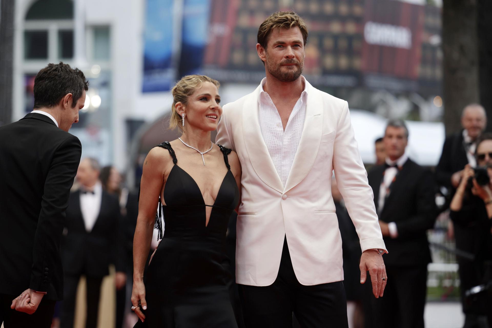 Cannes (Francia).- Los actores Elsa Pataky (i) y Chris Hemsworth asisten al estreno de 'Furiosa: A Mad Max Saga' durante el 77º Festival de Cine de Cannes, en Cannes, Francia. La película se presenta fuera de competición. EFE/EPA/GUILLAUME HORCAJUELO
