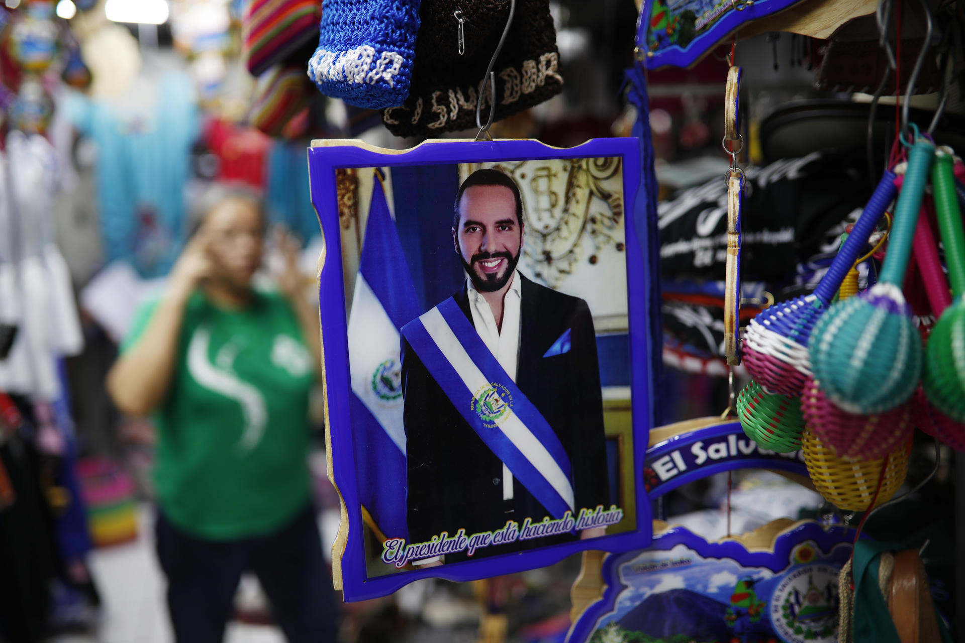 Fotografía de un cuadro con el retrato del presidente Nayib Bukele, el 28 de mayo de 2024, en el mercado municipal Ex-Cuartel, en San Salvador (El Salvador). EFE/ Rodrigo Sura
