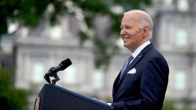 El presidente de EE.UU., Joe Biden, habla durante una ceremonia de bienvenida para la visita de Estado de su homólogo de Kenia, William Ruto (fuera de la fotografía), en el jardín sur de la Casa Blanca, en Washington, DC, EE.UU. EFE/Al Drago
