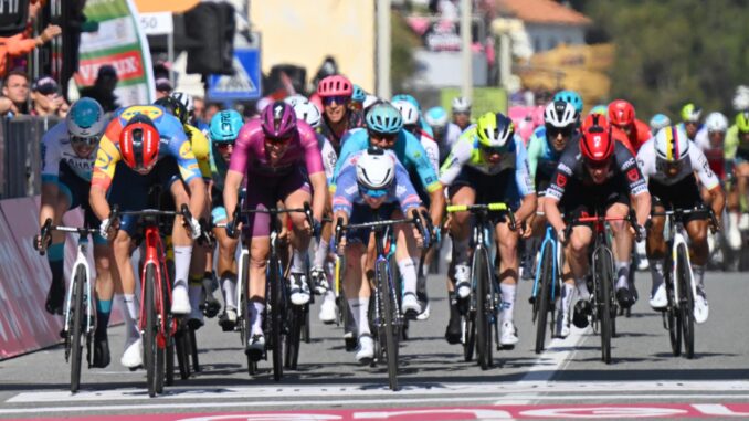 El corredor del equipo Lidl-Trek Jonathan Milan (c) vence en la cuarta etapa de l Giro de Italia que se ha disputado entre Acqui Terme y Andora, Italia. EFE/EPA/IVAN BENEDETTO
