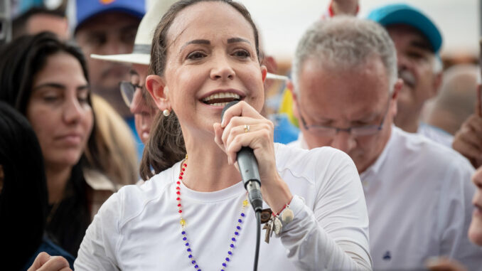 La líder opositora María Corina Machado participa en un acto de campaña del candidato presidencial de la Plataforma Unitaria Democrática (PUD), Edmundo González Urrutia, el 18 de mayo en La Victoria, estado Aragua (Venezuela). EFE/ Rayner Peña R.
