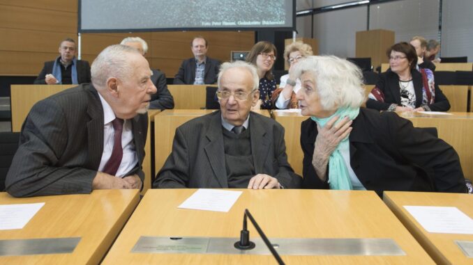 Ivan Ivanji (centro) junto a otros supervivientes del Holocausto en un acto en Erfurt en 2016. EFE/Sebastianákahnert
