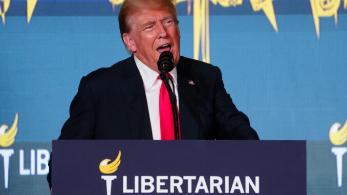 El expresidente de Estados Unidos Donald Trump (2017-2021) en la Conferencia Nacional del Partido Libertario. EFE/Will Oliver
