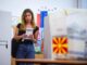 Una mujer vota en una mesa electoral en Skopje, Macedonia del Norte, 08 de mayo de 2024. EFE/EPA/NAKE BATEV