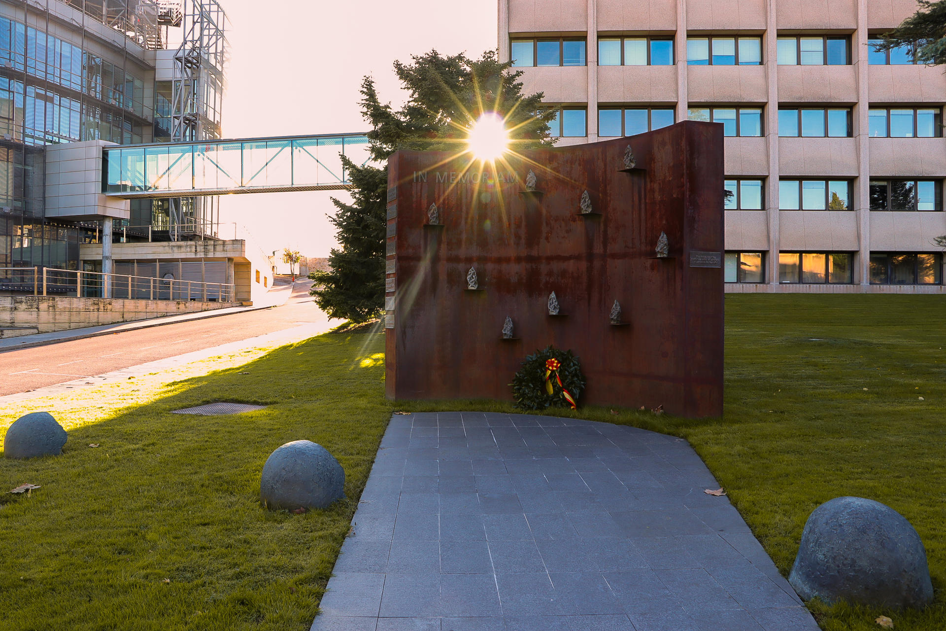 Vista de un monumento conmemorativo en la sede del Centro Nacional de Inteligencia (CNI). Alrededor de un millar de miembros del Centro Nacional de Inteligencia (CNI) están repartidos por el mundo, muchos de ellos expuestos a un alto riesgo. Aunque siempre se les ha hecho un seguimiento, desde hace tres años el Centro de Continuidad Informativa (CCI) monitoriza todos sus pasos en tiempo real 24 horas al día para proteger sus vidas. EFE/ CNI SOLO USO EDITORIAL/SOLO DISPONIBLE PARA ILUSTRAR LA NOTICIA QUE ACOMPAÑA (CRÉDITO OBLIGATORIO)
