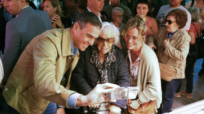 El presidente del Gobierno, Pedro Sánchez, ha visitado por sorpresa este viernes, último día de la campaña electoral en Cataluña, el Mercado Central de Tarragona, entre gritos de apoyo y peticiones de fotografías de muchos vecinos. EFE/Quique García
