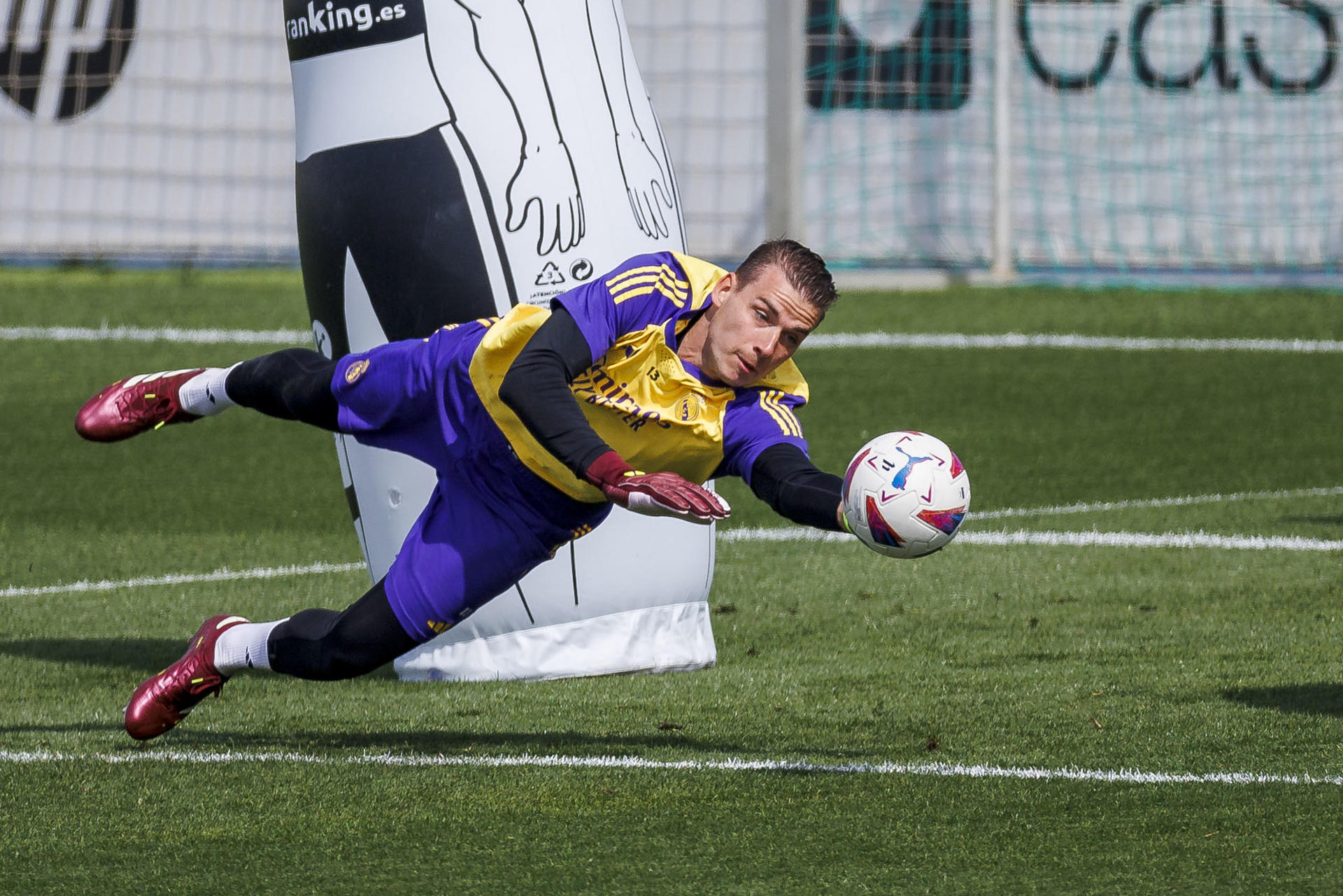 El guardameta Andriy Lunin durante el entrenamiento del Real Madrid.EFE/Rodrigo Jimenez
