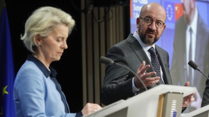La presidenta de la Comisión Europea, Ursula von der Leyen, y el presidente del Consejo Europeo, Charles Michel. EFE/EPA/OLIVIER HOSLET
