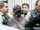 Fotografía que muestra policías mientras trasladan a Nicanor Boluarte (c), hermano de la presidenta de Perú Dina Boluarte, durante su detención este viernes en Lima (Perú). EFE/Paolo Aguilar