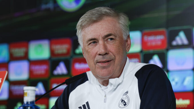 El entrenador del Real Madrid, Carlo Ancelotti, durante la rueda de prensa tras el entrenamiento realizado este viernes en la Ciudad Deportiva de Valdebebas, para preparar el partido de LaLiga que el conjunto blanco disputa ante el Granada mañana sábado en El Nuevo Los Cármenes. EFE/Zipi Aragón
