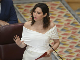 La presidenta de la Comunidad de Madrid, Isabel Díaz Ayuso, interviene durante el pleno de la Asamblea de Madrid, este jueves. EFE/ Fernando Villar