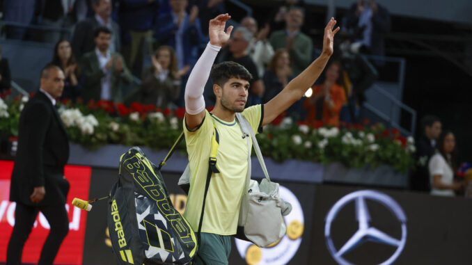 El tenista español Carlos Alcaraz tras ser derrotado ante el ruso Andréi Rublev en partido de cuartos de final del Mutua Madrid Open, en las instalaciones de la Caja Mágica. EFE/JuanJo Martín
