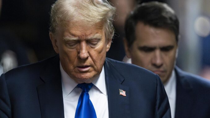 El expresidente estadounidense Donald Trump llega al juzgado mientras el jurado de su juicio penal está programado para continuar las deliberaciones en la Corte Suprema del Estado de Nueva York en Nueva York, EE.UU. EFE/Justin Lane
