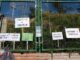 Vista de los carteles colgados en la valla de un colegio para reivindicar espacios escolares seguros sin contaminación. EFE/Ana Márquez