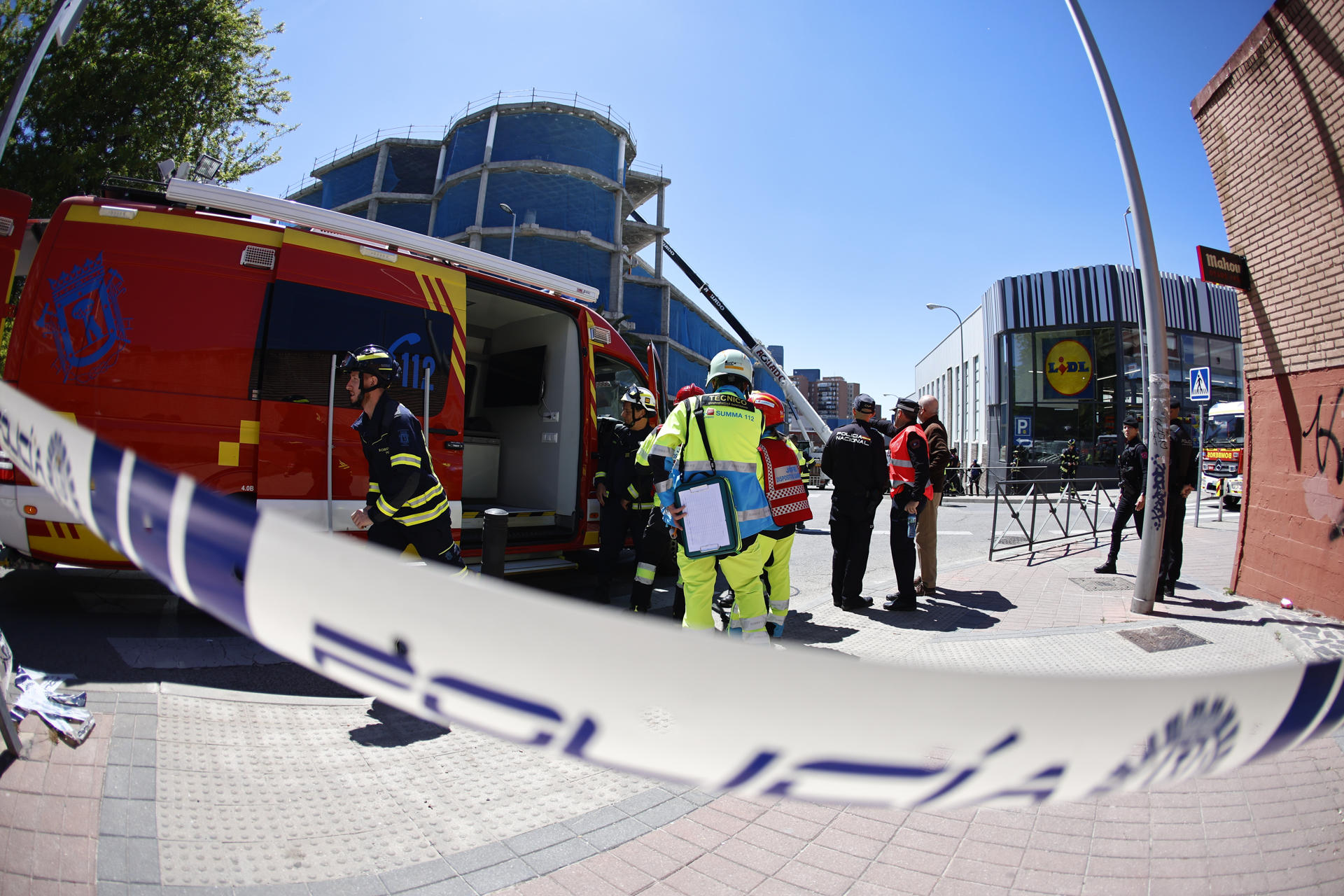 Efectivos d los servicios de emergencias en el edificio de Madrid donde se ha derrumbado el forjado. EFE/Rodrigo Jiménez
