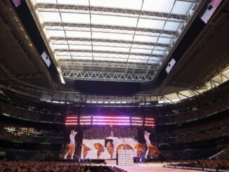 La cantante y compositora estadounidense Taylor Swift durante el concierto este miércoles en el estadio Santiago Bernabéu de Madrid. EFE/JUANJO MARTÍN