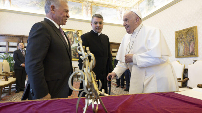 El papa Francisco recibe al Rey Abdalá II de Jordania este jueves en el Vaticano. EFE/ Simone Risoluti/Vatican Media ***SOLO USO EDITORIAL/SOLO DISPONIBLE PARA ILUSTRAR LA NOTICIA QUE ACOMPAÑA (CRÉDITO OBLIGATORIO)***

