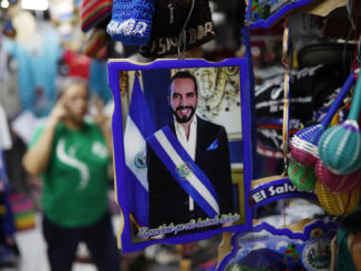 Fotografía de un cuadro con el retrato del presidente Nayib Bukele en el mercado municipal Ex-Cuartel, en San Salvador (El Salvador). EFE/ Rodrigo Sura