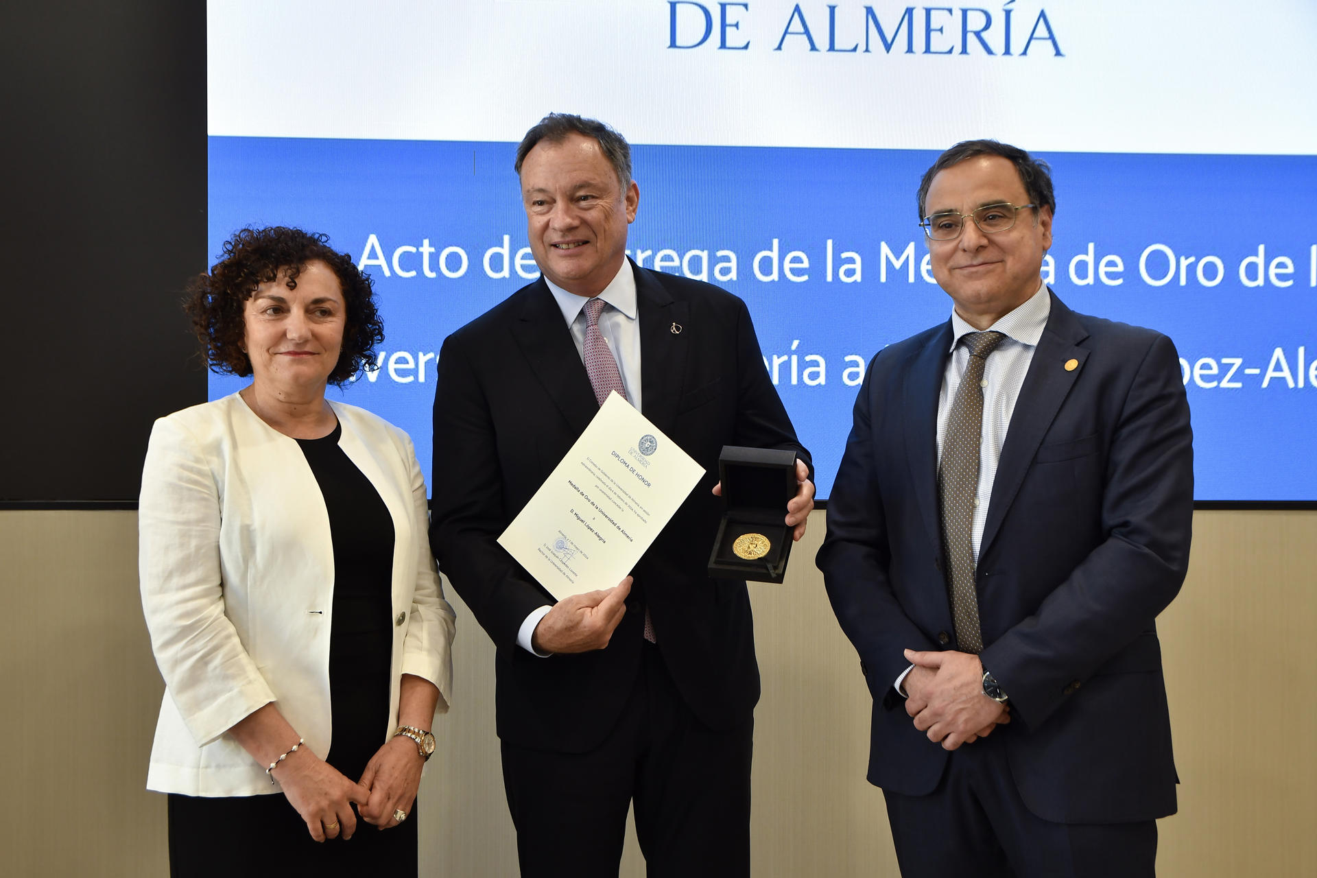 El astronauta hispano-estadounidense Miguel López Alegría (c), primer español en viajar al espacio, tras recibir este martes la Medalla de Oro de la Universidad de Almería de manos de su rector, José Joaquín Céspedes, junto a la secretaria general de la UAL, Isabel Ortiz. EFE / Carlos Barba
