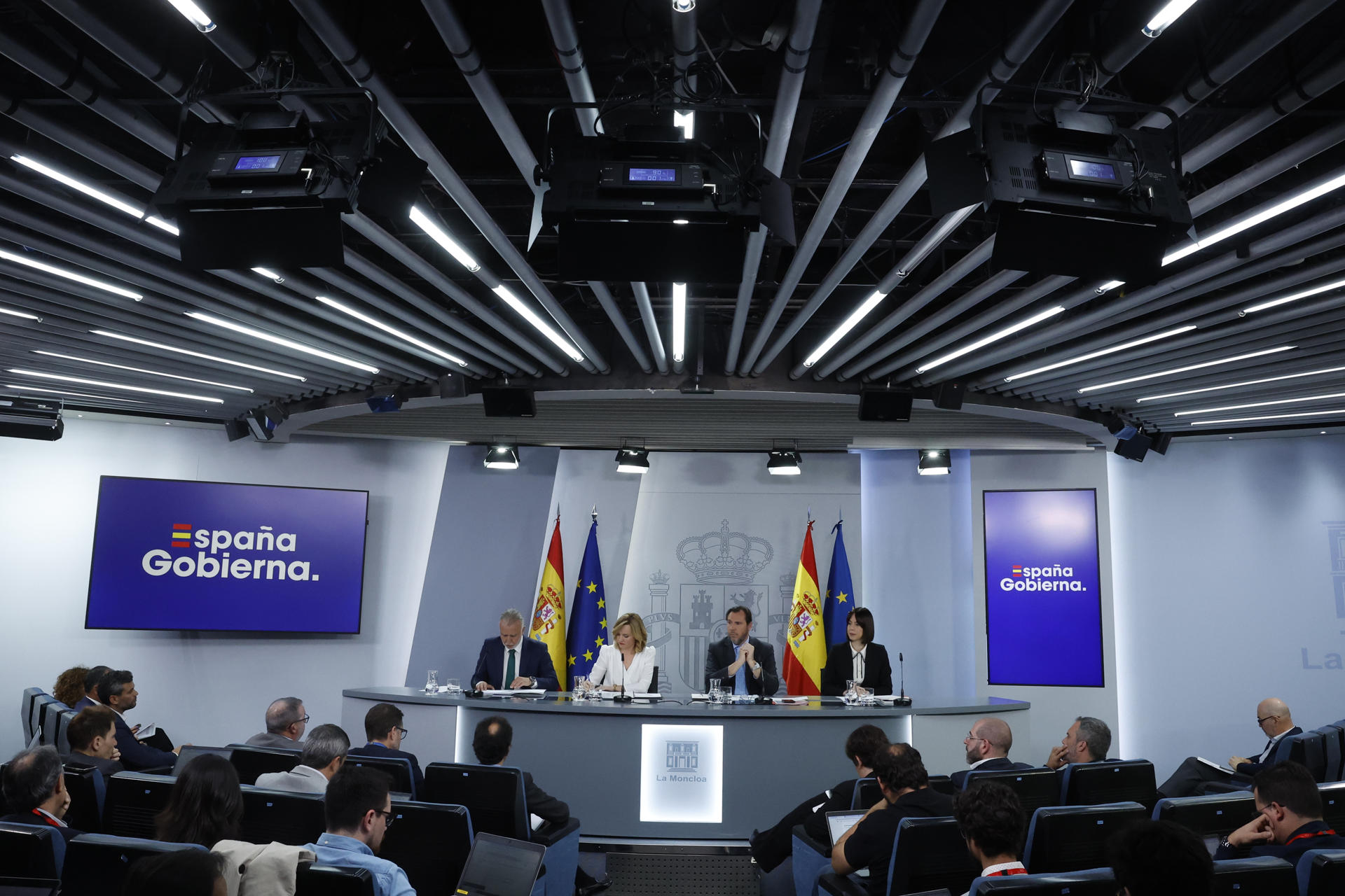 La portavoz y ministra de Educación, Formación Profesional y Deportes, Pilar Alegría (2i), junto al ministro de Transportes, Óscar Puente; la ministra de Ciencia, Innovación y Universidades, Diana Morant, y el ministro de Política Territorial y Memoria Democrática, Ángel Víctor Torres (i), durante la rueda de prensa posterior a la reunión del Consejo de Ministros, este martes en Moncloa. EFE/Zipi Aragón
