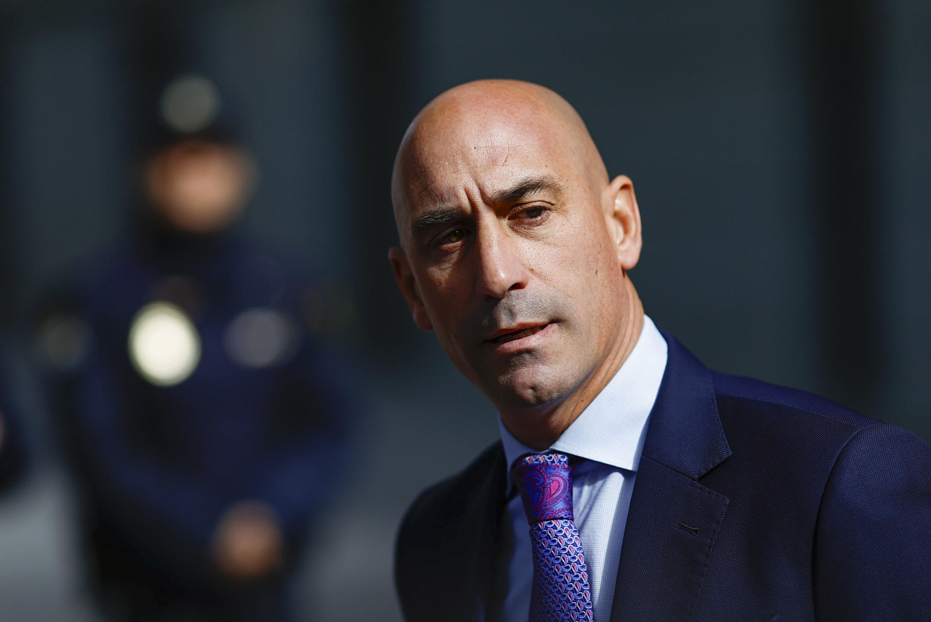 El expresidente de la Federación Española de Fútbol Luis Rubiales comparece en la Audiencia Nacional para que se le notifique formalmente la resolución que le envía a juicio por el beso no consentido a la jugadora Jenni Hermoso y las coacciones a las que habría sido sometida para justificarlo públicamente. EFE/ Rodrigo Jimenez
