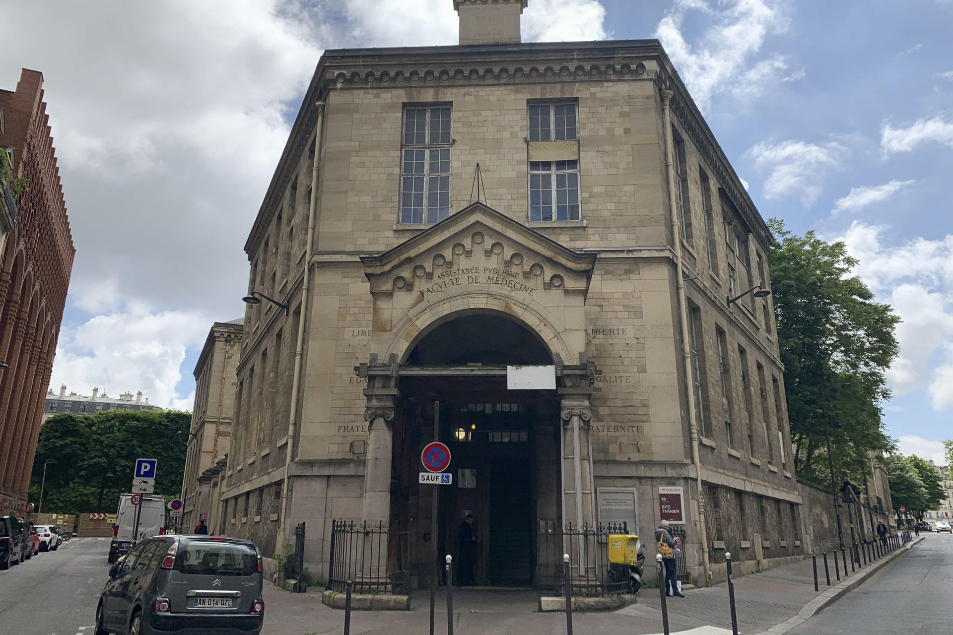 Vista este martes de la fachada del hospital Tarnier en la rue d'Assas, en París, donde nació el cantante Charles Aznavour el 22 de mayo de 1924. Aznavour, el hijo de inmigrantes armenios icono de una "chanson française" que no pasa de moda, cumpliría este 22 de mayo un siglo de vida. Un nuevo libro y un jardín con su nombre en París rinden homenaje al artista, que murió el 1 de octubre de 2018 con 94 años. EFE/ Antonio Torres Del Cerro
