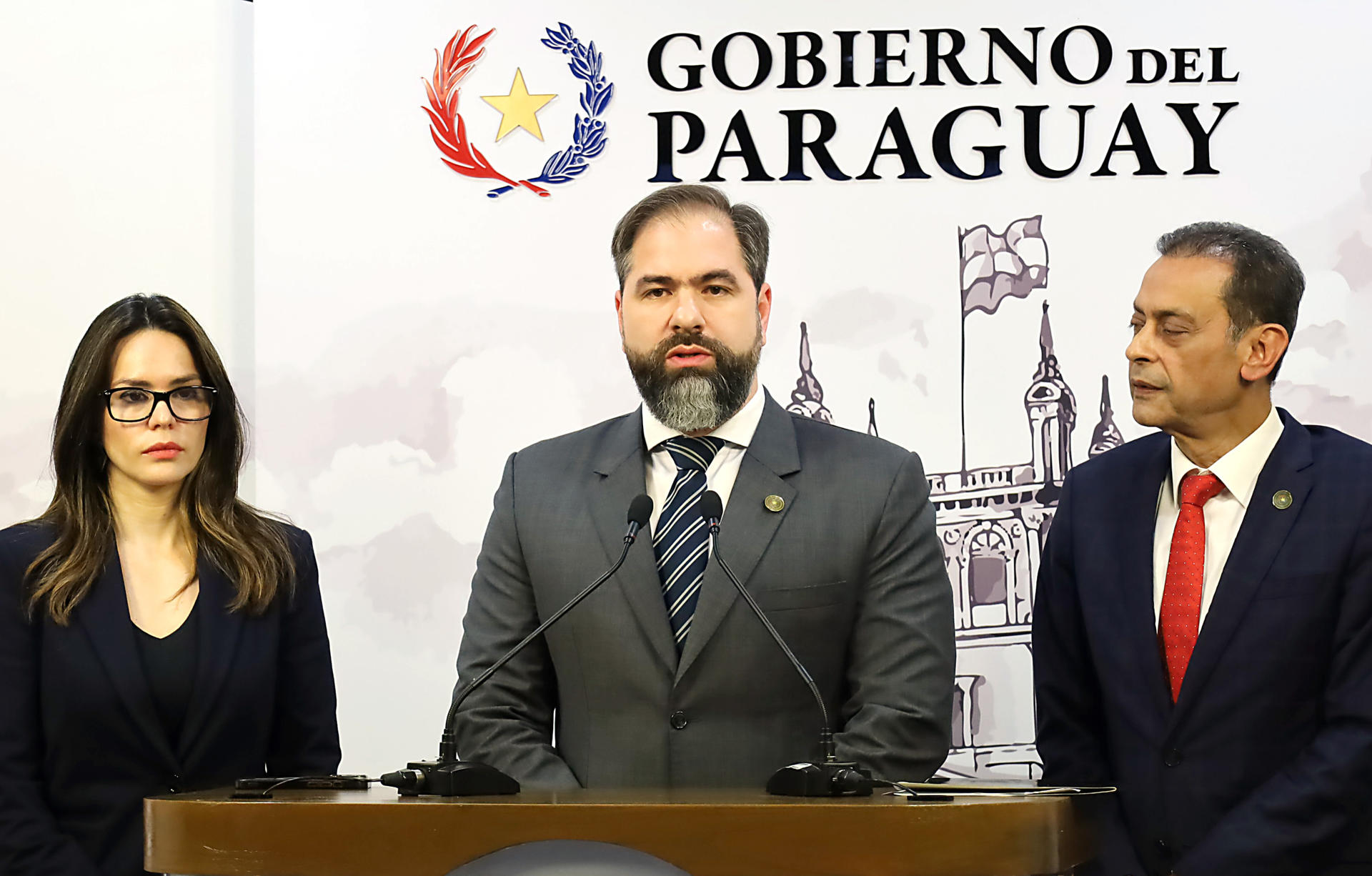 Fotografía cedida por la Presidencia de Paraguay de la vocera del Gobierno de Paraguay, Paula Carro (i); el ministro saliente de Justicia, Ángel Barchini (d), y el nuevo ministro de Justicia, Rodrigo Nicora (c), durante una rueda de prensa este jueves en Asunción (Paraguay). EFE/Presidencia de Paraguay
