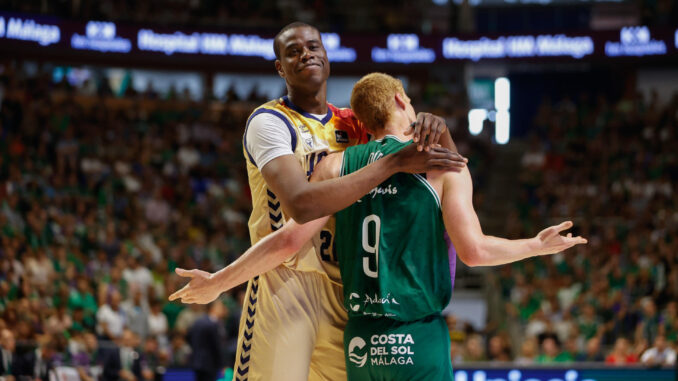 MÁLAGA, 30/05/2024.- El base de Unicaja Alberto Díaz (i) y el pívot de UCAM Moussa Diagne, durante el segundo partido de la semifinal de la Liga Endesa de baloncesto que Unicaja Málaga y UCAM Murcia disputan este jueves en el Palacio de Deportes José María Martín Carpena. EFE/Jorge Zapata
