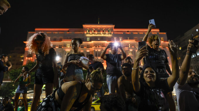 Fanáticos de la artista estadounidense Madonna toman fotografías del escenario para su concierto del sábado en Río de Janeiro (Brasil). Los seguidores se aglutinaron frente al hotel Copacabana Palace, en donde se hospeda la artista. EFE/ Antonio Lacerda
