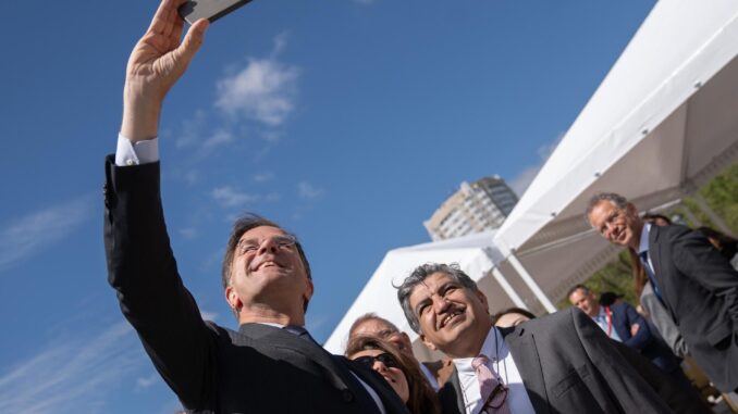 El primer ministro holandés, Mark Rutte (L), toma una foto selfie con un participante mientras asiste a una ceremonia de apertura de la plaza Amsterdam en Astana, Kazajstán, 28 de mayo de 2024. Mark Rutte se encuentra en su visita de trabajo de un día a Kazajstán. (Kazajstán, Países Bajos; Holanda) EFE/EPA/TURAR KAZANGAPOV
