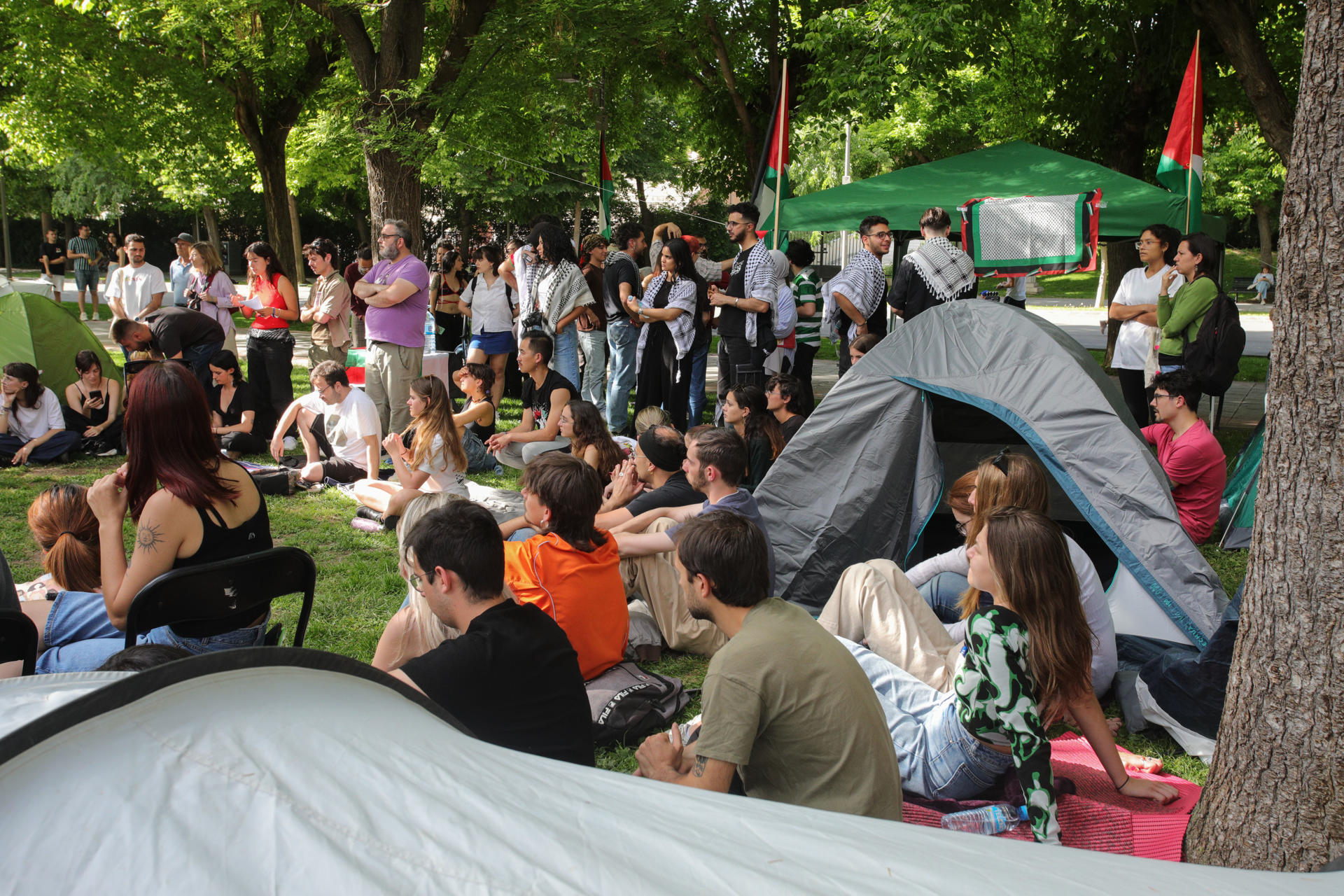 Asamblea en la que participan decenas de estudiantes de la Universidad de Granada, en el marco de la acampada en apoyo a Palestina. EFE/ Pepe Torres
