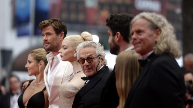 Cannes (Francia).- (De izquierda a derecha) Los actores Elsa Pataky, Chris Hemsworth, Anya Taylor-Joy y el director australiano George Miller asisten al estreno de 'Furiosa: A Mad Max Saga' durante el 77º Festival de Cine de Cannes. La película se presenta fuera de competición. EFE/EPA/GUILLAUME HORCAJUELO
