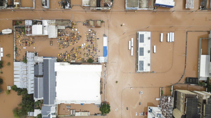 Fotografía aérea que muestra una fábrica de vehículos afectada por las inundaciones este domingo en Porto Alegre (Brasil). EFE/ Isaac Fontana
