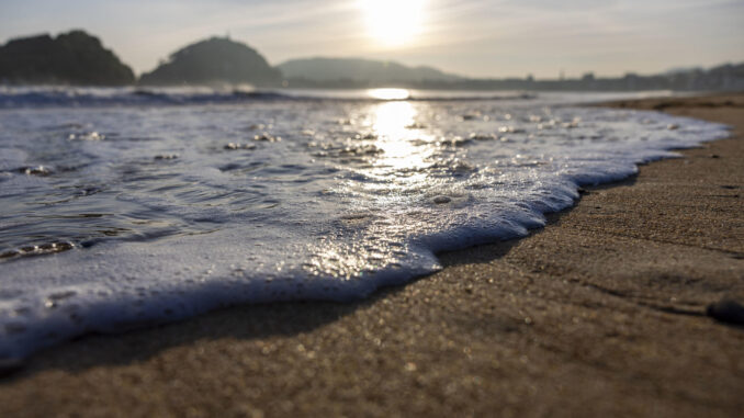 Orilla de la playa de Ondarreta a primera hora de este lunes. EFE/Javier Etxezarreta
