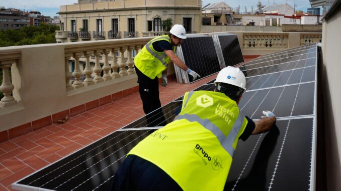 Imagen de archivo de unas placas solares del primer edificio de la comunidad energética de propietarios pionera de España, en un inmueble situado en la Gran Via de les Corts Catalanes, 469 de Barcelona. EFE/Enric Fontcuberta
