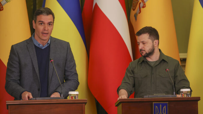 Foto de archivo de abril de 2022 del presidente del Gobierno, Pedro Sánchez (i), y el presidente de Ucrania, Volodímir Zelenski, durante la rueda de prensa ofrecida al término de la reunión que mantuvieron en Kiev. EFE/Miguel Gutiérrez
