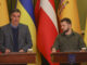 Foto de archivo de abril de 2022 del presidente del Gobierno, Pedro Sánchez (i), y el presidente de Ucrania, Volodímir Zelenski, durante la rueda de prensa ofrecida al término de la reunión que mantuvieron en Kiev. EFE/Miguel Gutiérrez