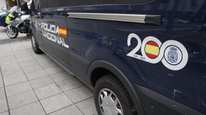 Imagen de archivo de vehículos de la Policía Nacional, cuerpo que ha detenido a los dos hermanos venezolanos en Madrid. EFE/Mariscal
