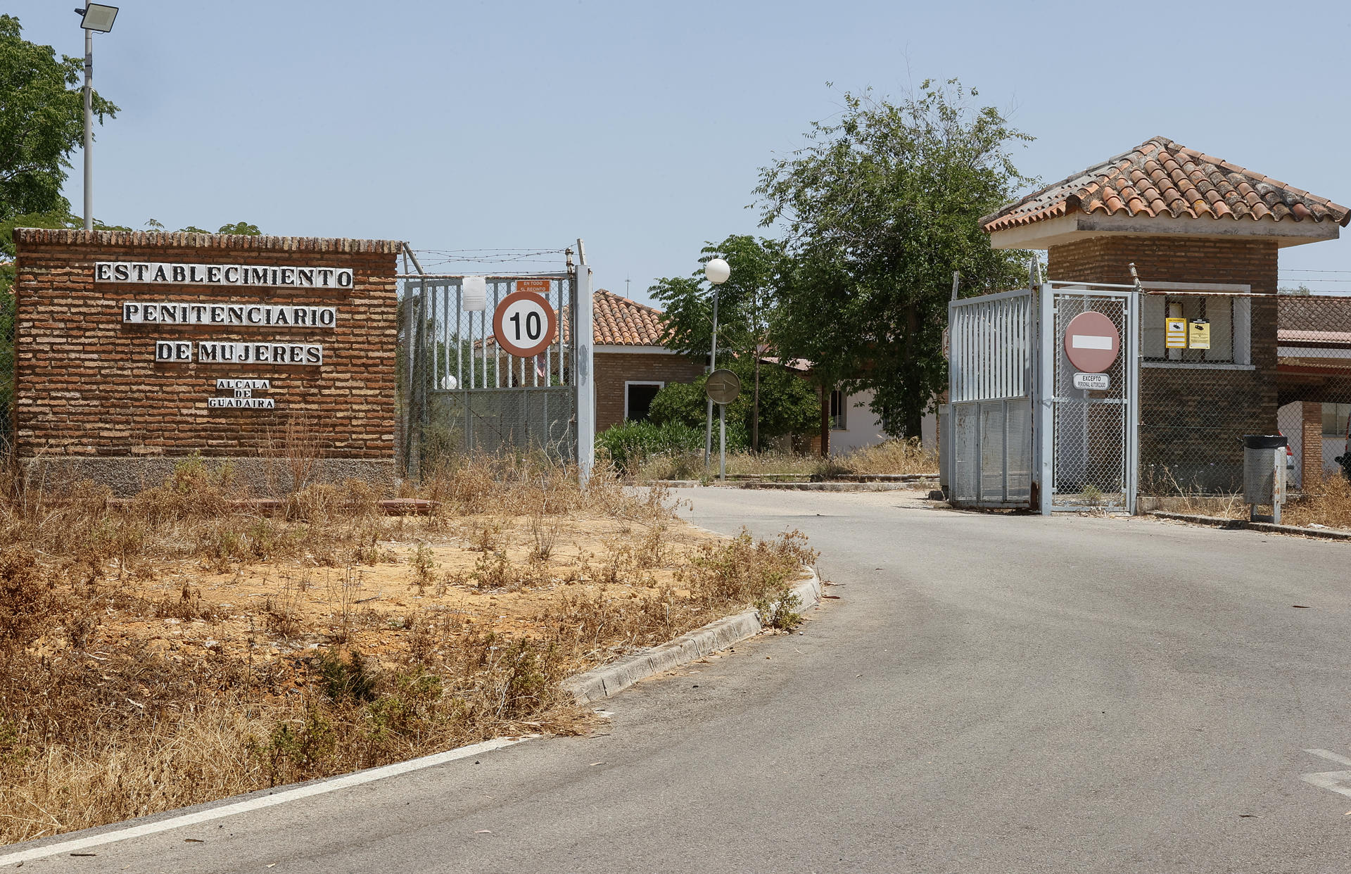 Entrada al Centro Penitenciario de Mujeres de Alcalá de Guadaíra (Sevilla) cuyo cierre para convertirla en un centro psiquiátrico penitenciario se ultima en estos días entre el rechazo de quienes, de una forma u otra, han participado del día a día de este lugar, que opinan que es una decisión tomada "desde el desconocimiento".EFE/José Manuel Vidal
