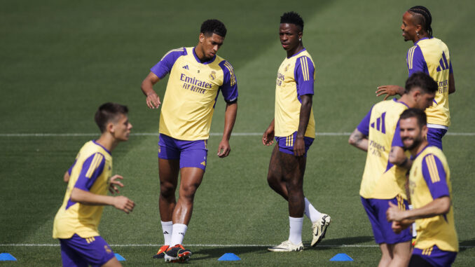 Los jugadores del Real Madrid, Jude Bellingham (i), Vinicius jr. y Eder Militao (d) durante el entrenamiento realizado este lunes en la Ciudad Deportiva de Valdebebas. EFE/Rodrigo Jiménez
