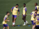 Los jugadores del Real Madrid, Jude Bellingham (i), Vinicius jr. y Eder Militao (d) durante el entrenamiento realizado este lunes en la Ciudad Deportiva de Valdebebas. EFE/Rodrigo Jiménez