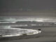 Un perro corre por la orilla en la playa de Salinas (Asturias), en una imagen de archivo. EFE/ Paco Paredes