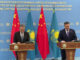 Los cancilleres de China, Wang Yi (i), y Kazajistán, Murat Nurtleu, en rueda de prensa antes de participar mañana en la reunión de cancilleres de la Organización de Cooperación de Shanghái (OCS) en Astaná. EFE/ Kulpash Konyrova