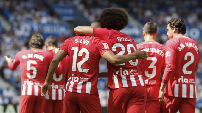 Lino y Witsel celebran el 0-1 ante la Real Sociedad.-EFE/ Juan Herrero

