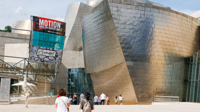 Personas entran en el museo Guggenheim de Bilbao, en el día Internacional de los museos de 2022. EFE/Luis Tejido
