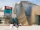 Personas entran en el museo Guggenheim de Bilbao, en el día Internacional de los museos de 2022. EFE/Luis Tejido