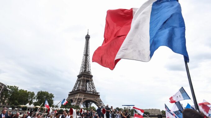 Imagen de archivo. París 2024 organiza un desfile en el que los atletas dan la bienvenida a la Antorcha Olímpica. (Francia) EFE/EPA/MOHAMMED BADRA
