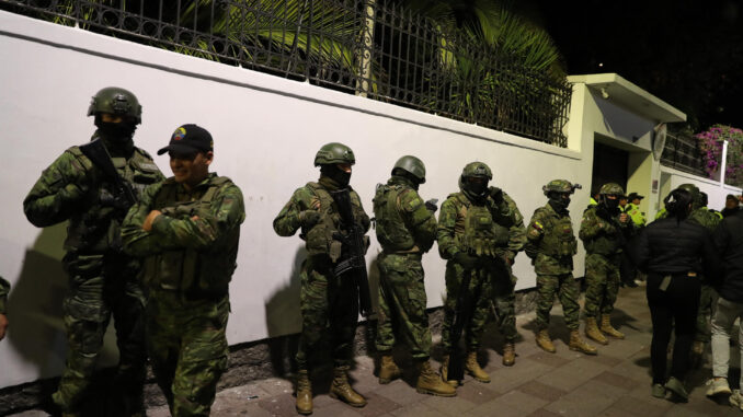 Fotografía de archivo de integrantes de un cuerpo élite de la Policía ecuatoriana cuando irrumpían en la Embajada de México para detener al exvicepresidente Jorge Glas, condenado por corrupción. EFE/ José Jácome
