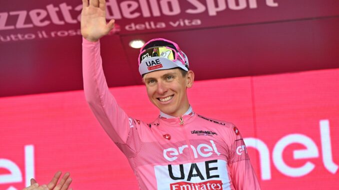 El ciclista esloveno Tadej Pogacar del Uae Team Emirates celebra en el podio después de la victoria de una etapa del Giro de Italia 2024. EFE/EPA/LUCA ZENNARO
